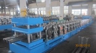 45Kw Công suất động cơ chính hộ lan tôn sóng Roll Forming Machine với Nội các điều khiển điện